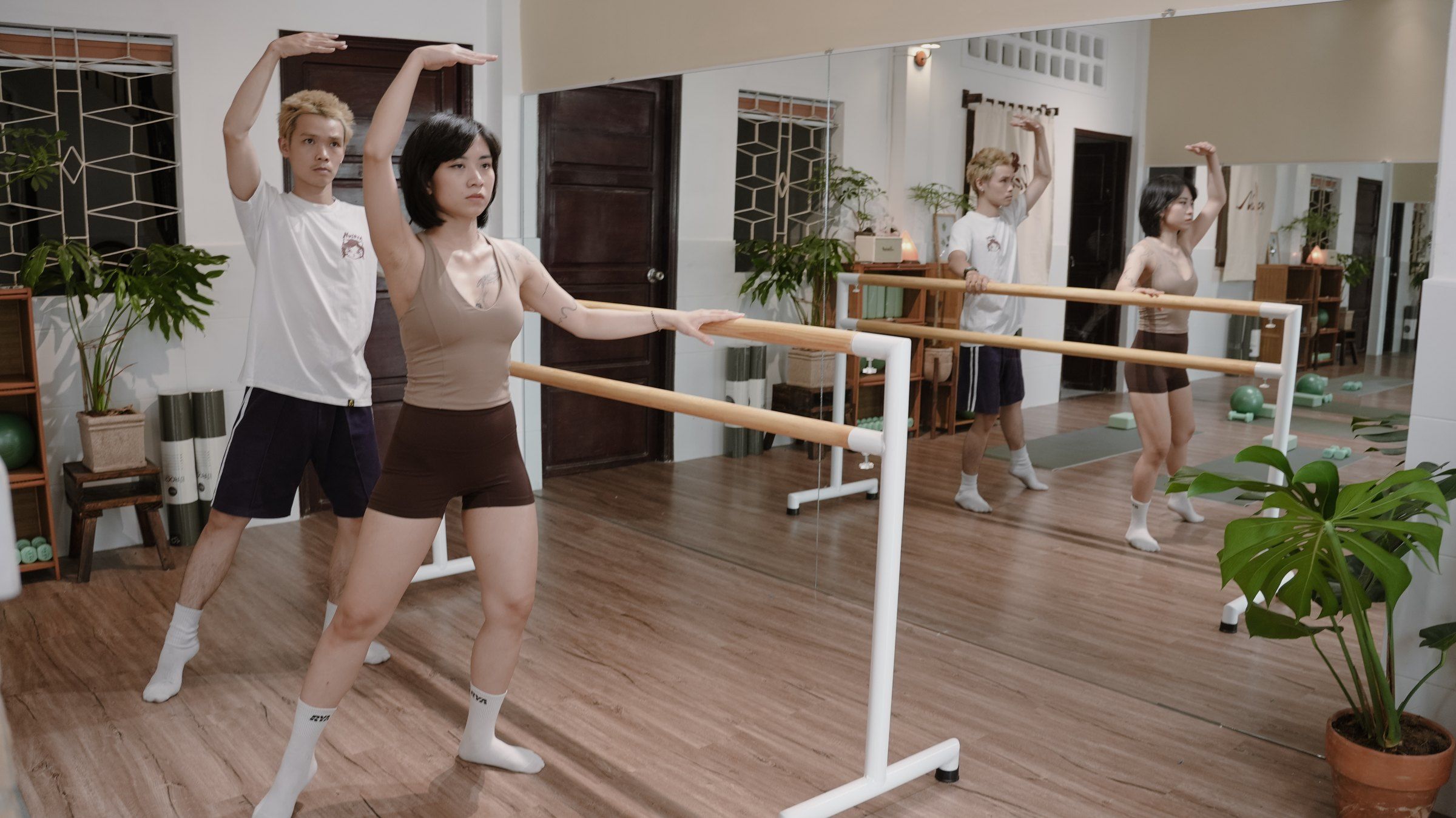 Hai học viên tập bên thanh vịn