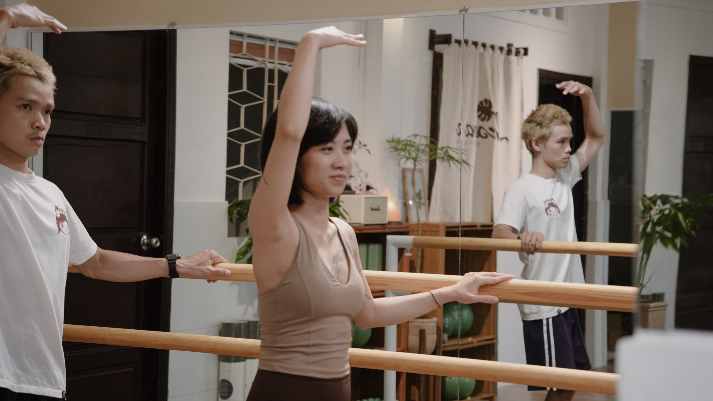 Tay đặt trên thanh vịn, tay kia nâng cao