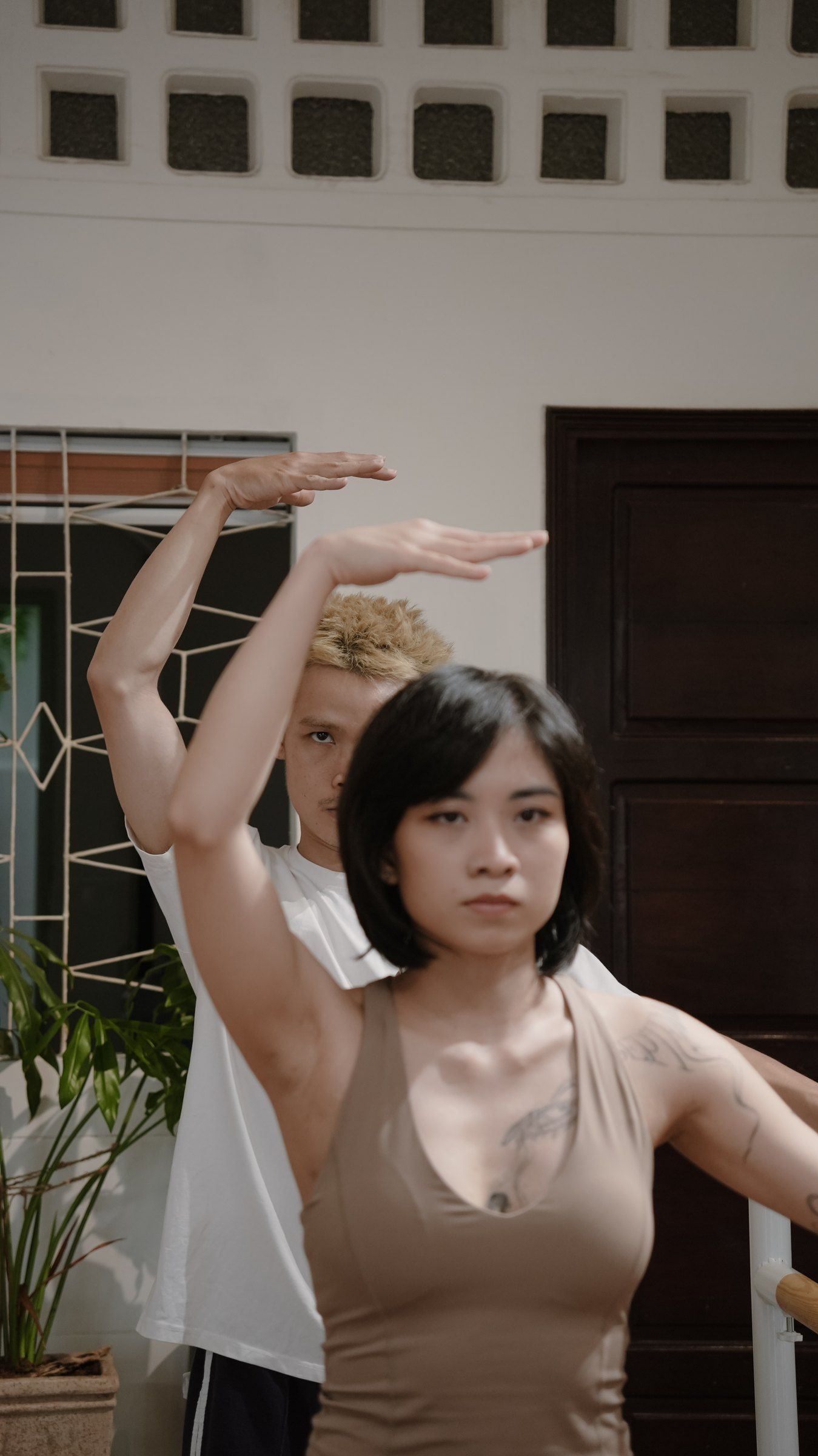 Học viên giơ tay theo tư thế ballet