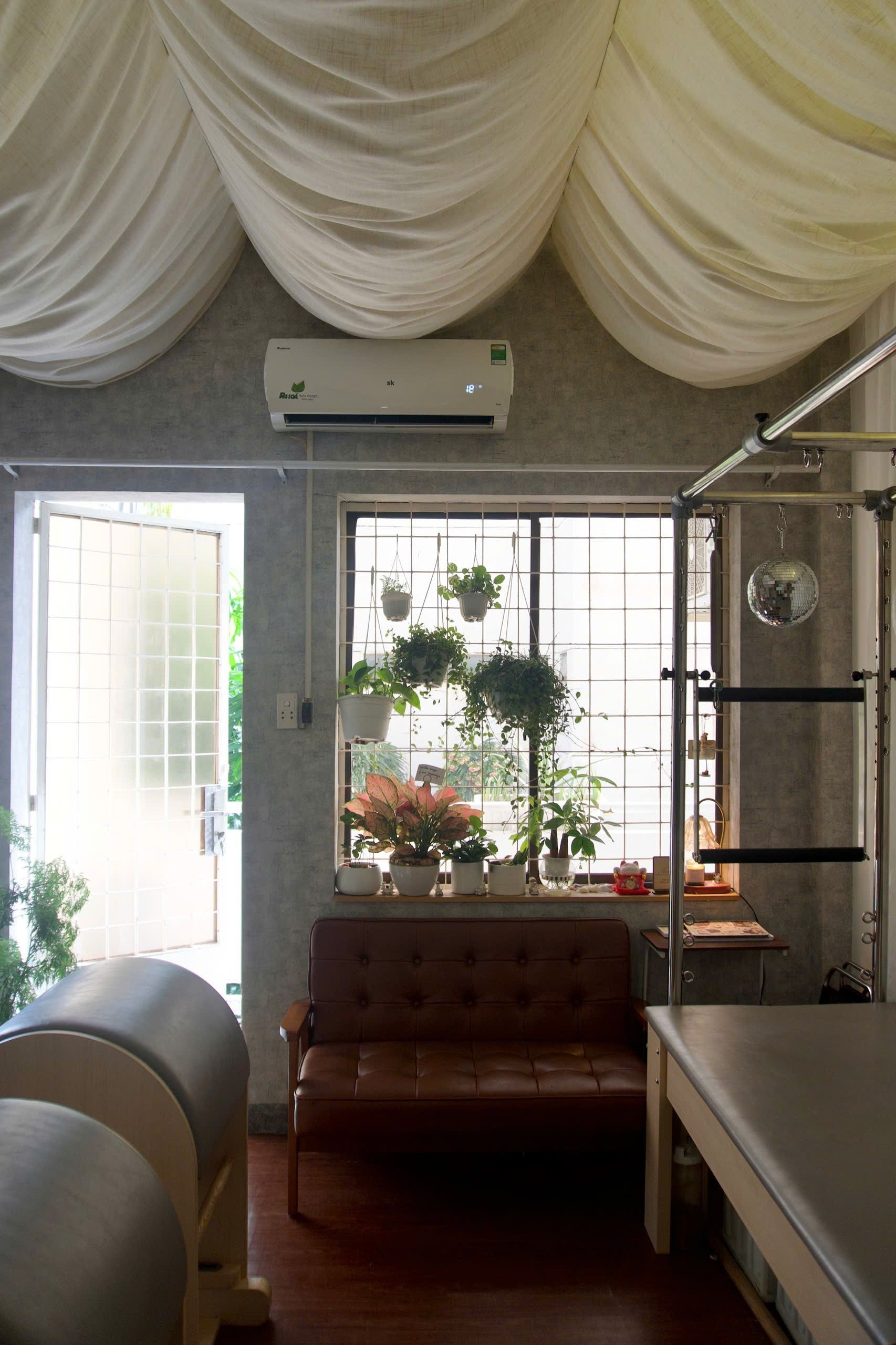 Góc sofa cạnh cửa sổ treo cây ở Cống Quỳnh
