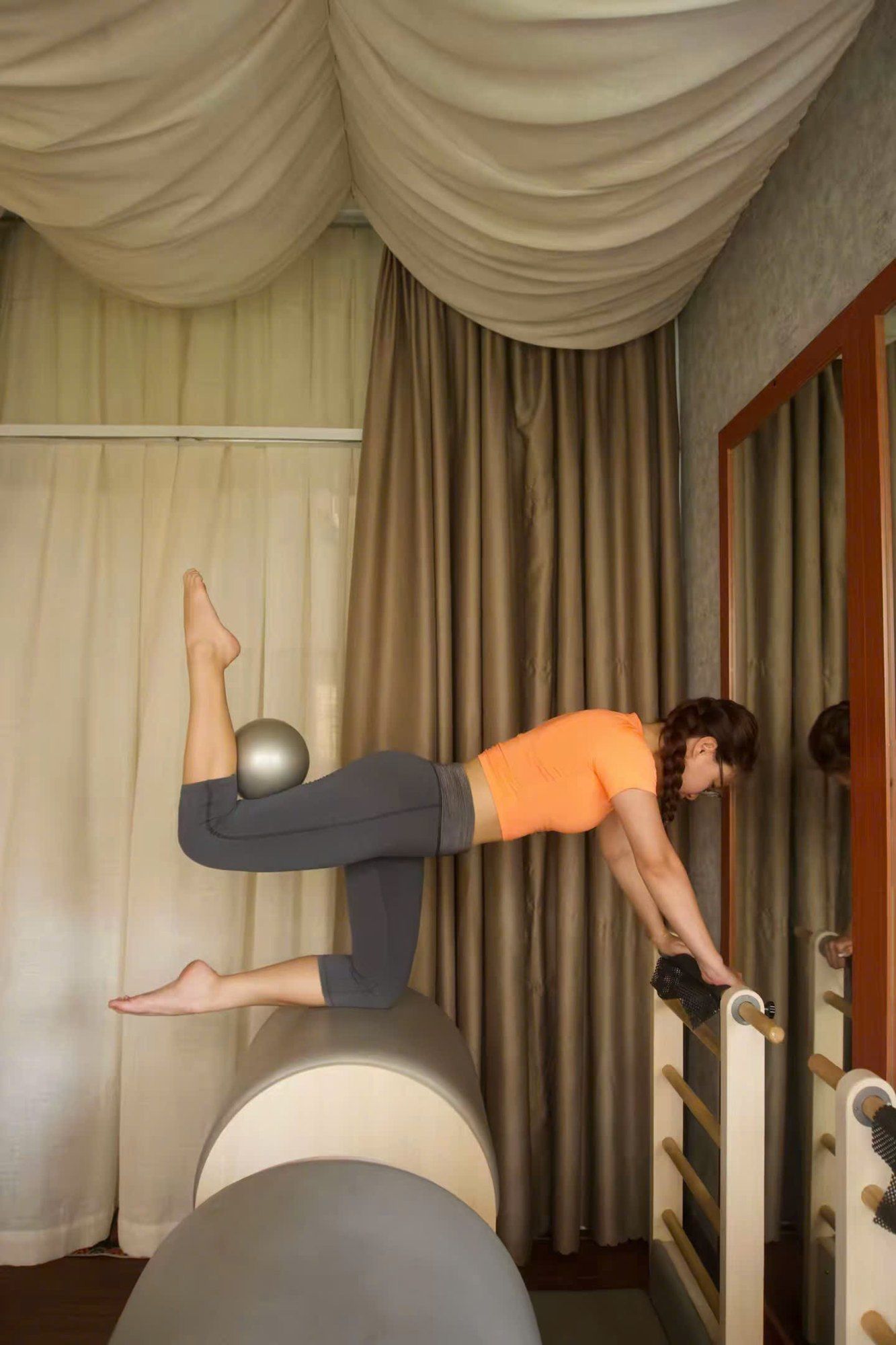 Học viên tập trên Ladder Barrel với bóng