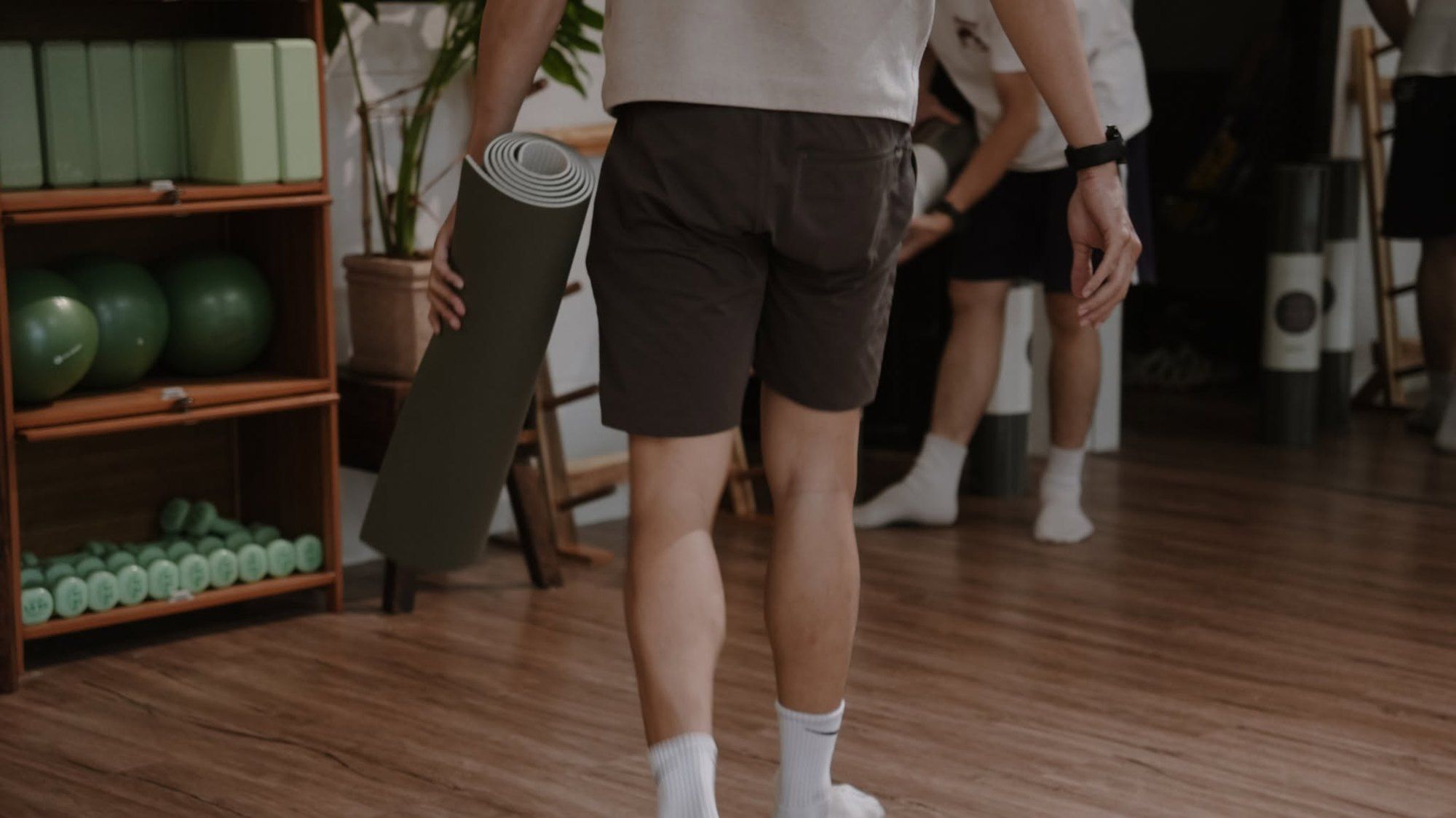 Học viên cầm thảm vào lớp