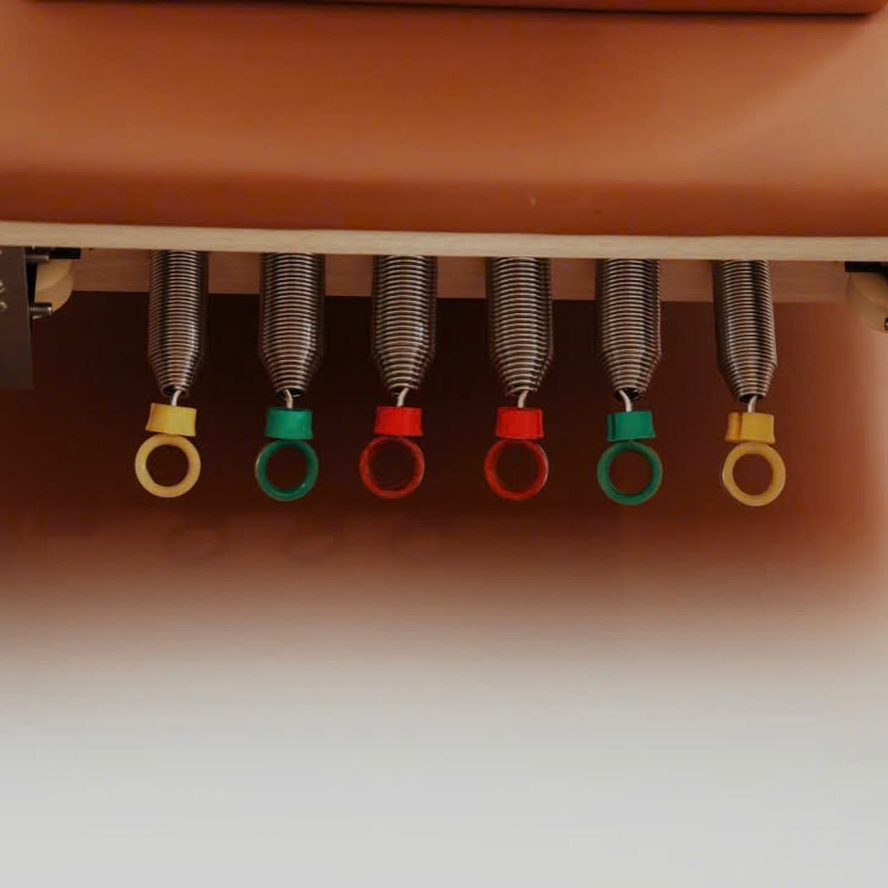 Lò xo màu dưới máy Reformer