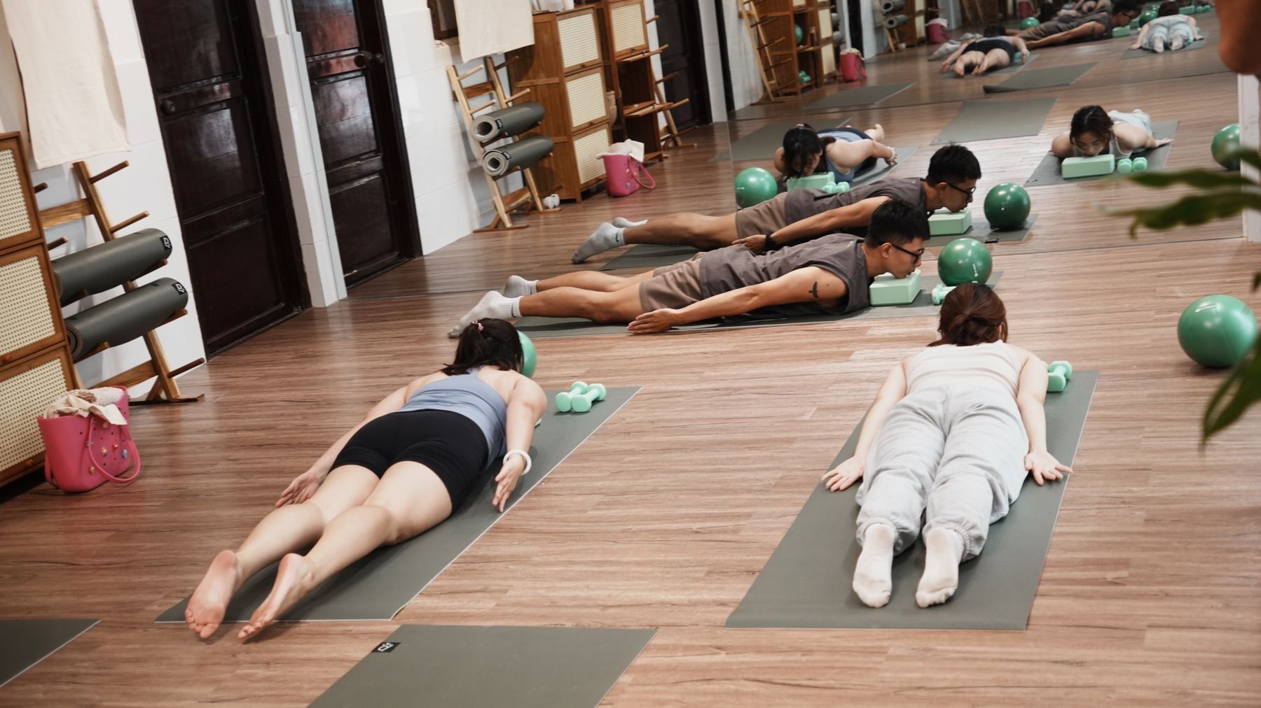 Lớp Pilates thảm nằm sấp