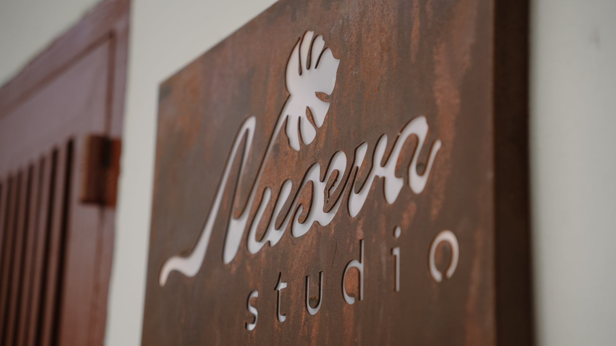 Logo Nuseva trên bảng gỗ