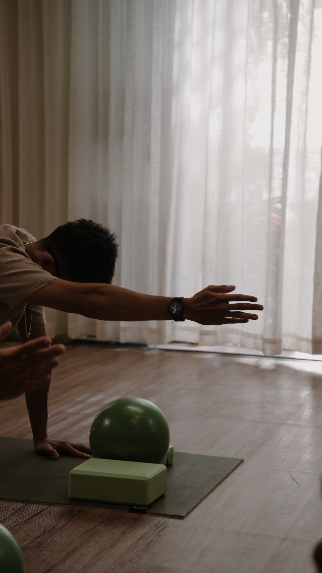Vươn tay cạnh cửa sổ