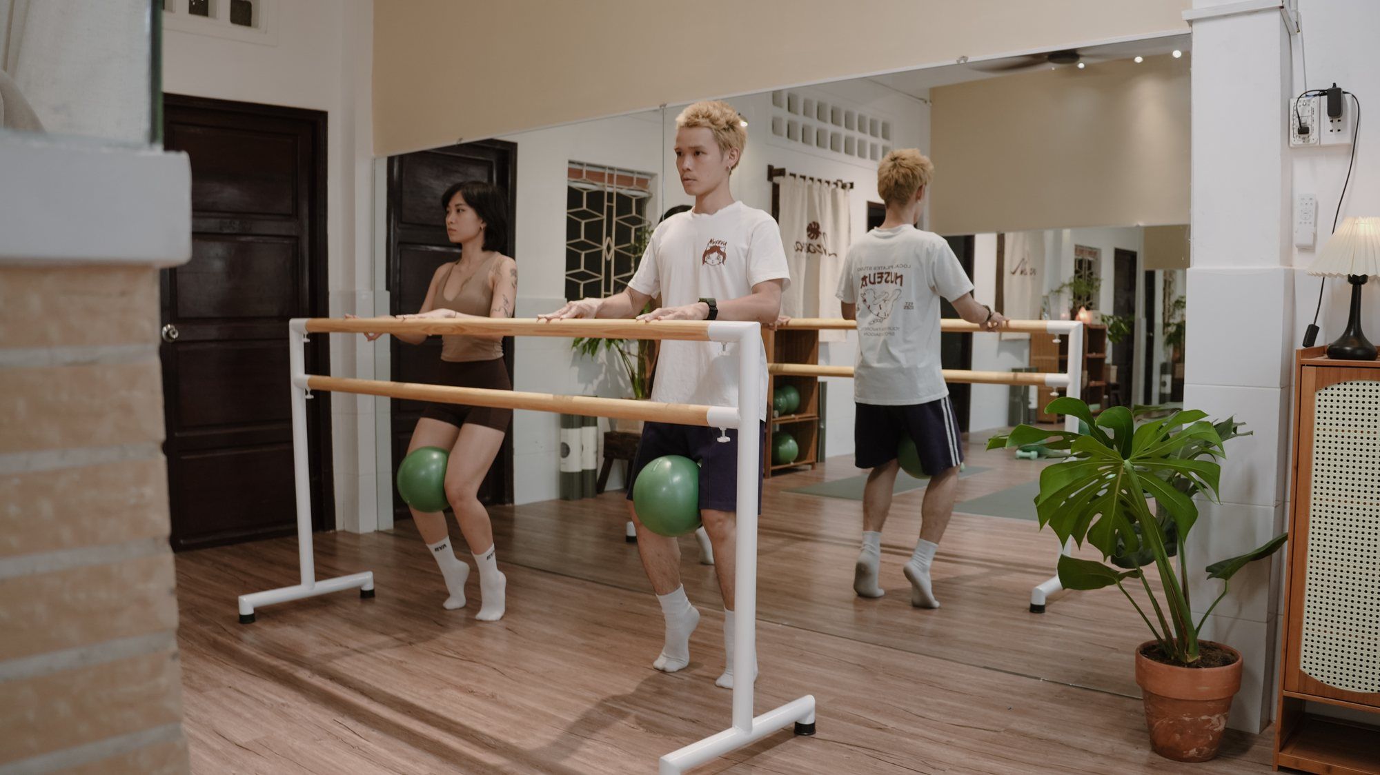 Lớp Barre bên thanh vịn