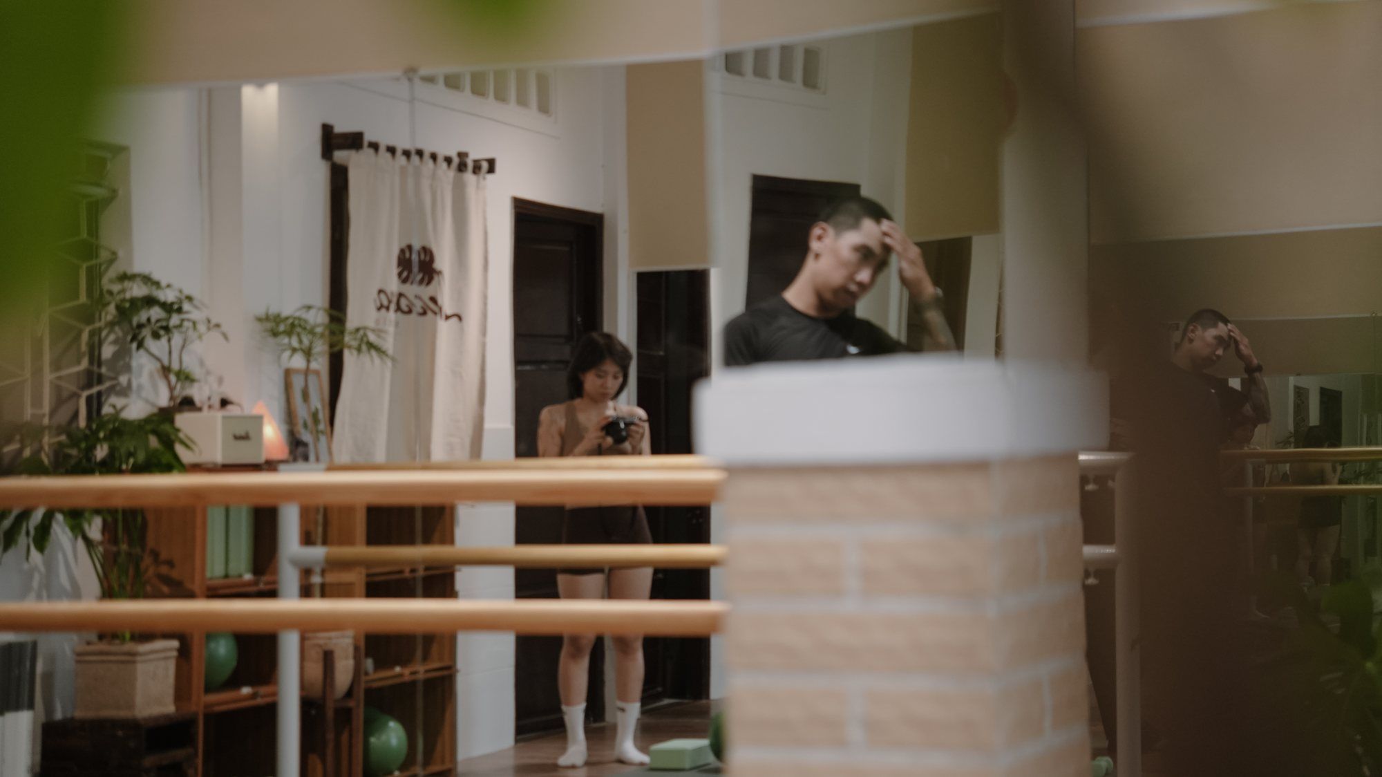 Lớp Barre nhìn qua thanh vịn