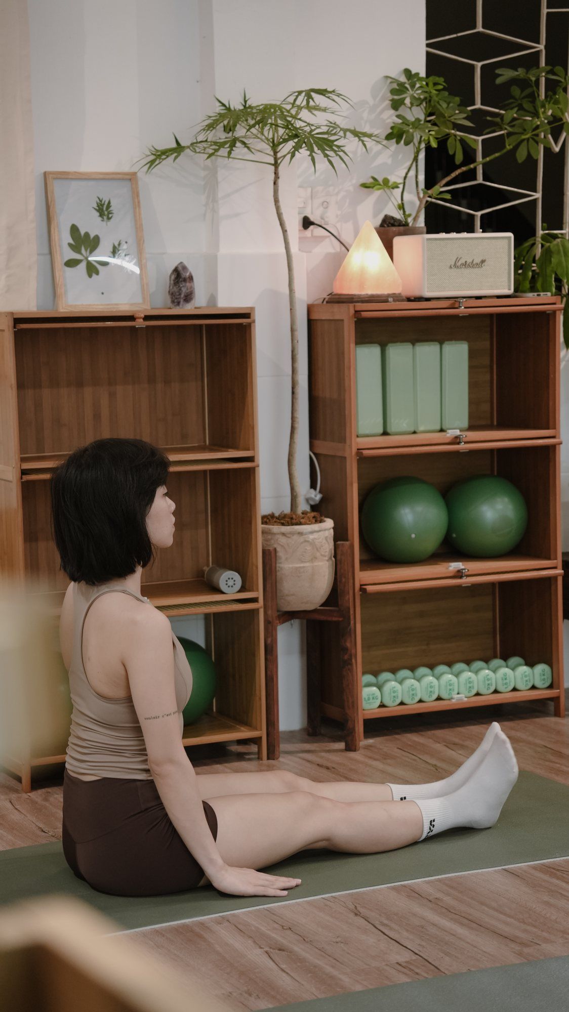 Học viên ngồi thẳng lưng trên thảm