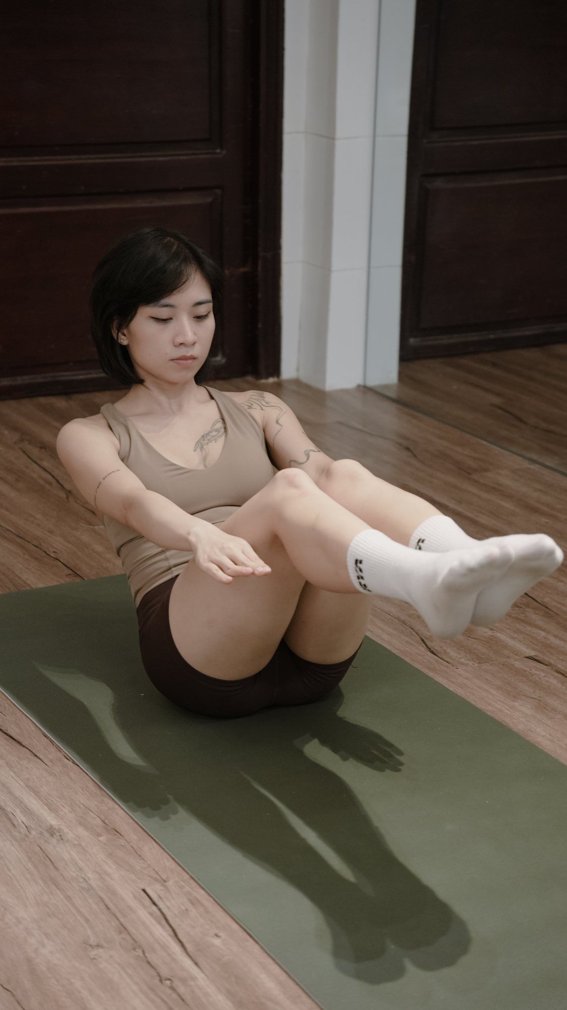 Học viên giữ tư thế teaser trên thảm