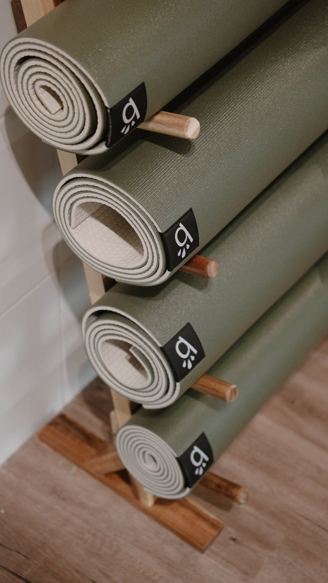 Thảm cuộn trên giá gỗ