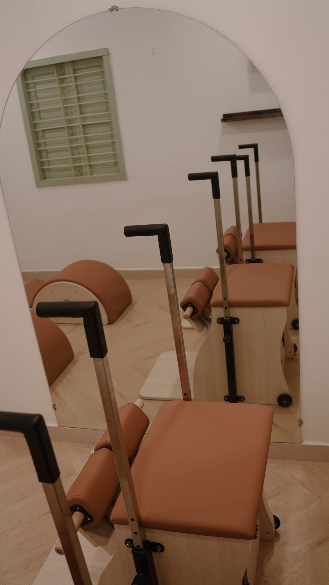 Wunda Chair trước gương vòm