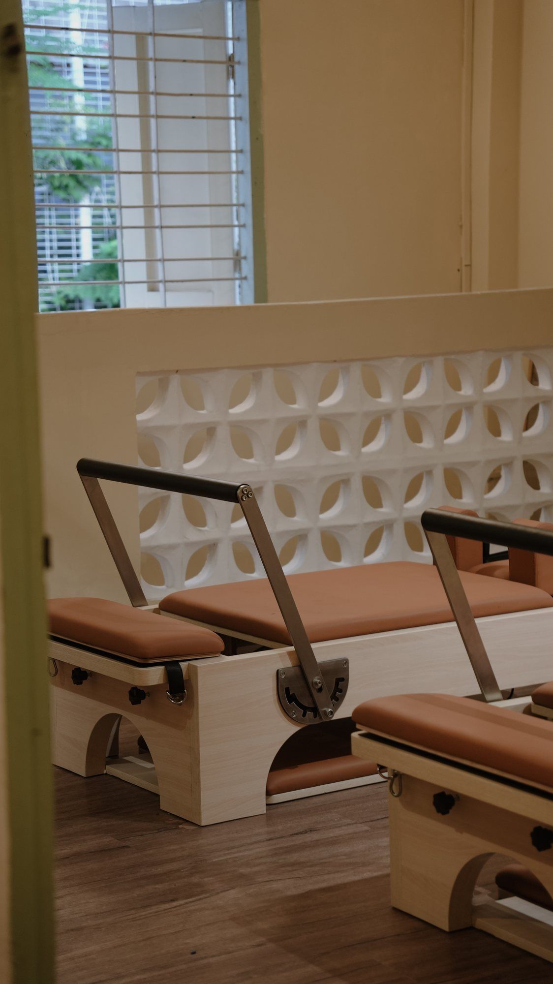 Reformer cạnh tường gạch hoa
