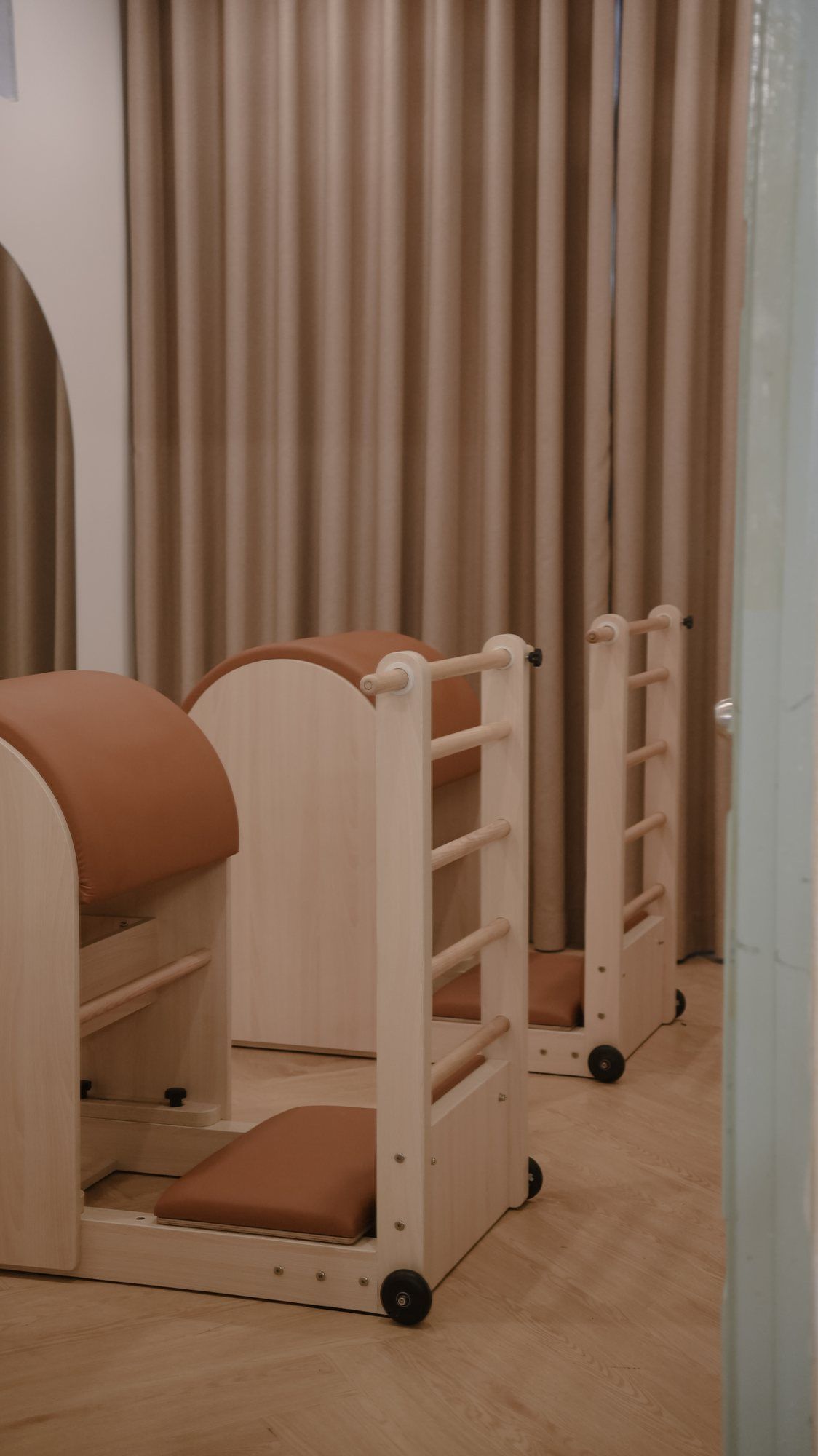 Ladder Barrel cạnh rèm