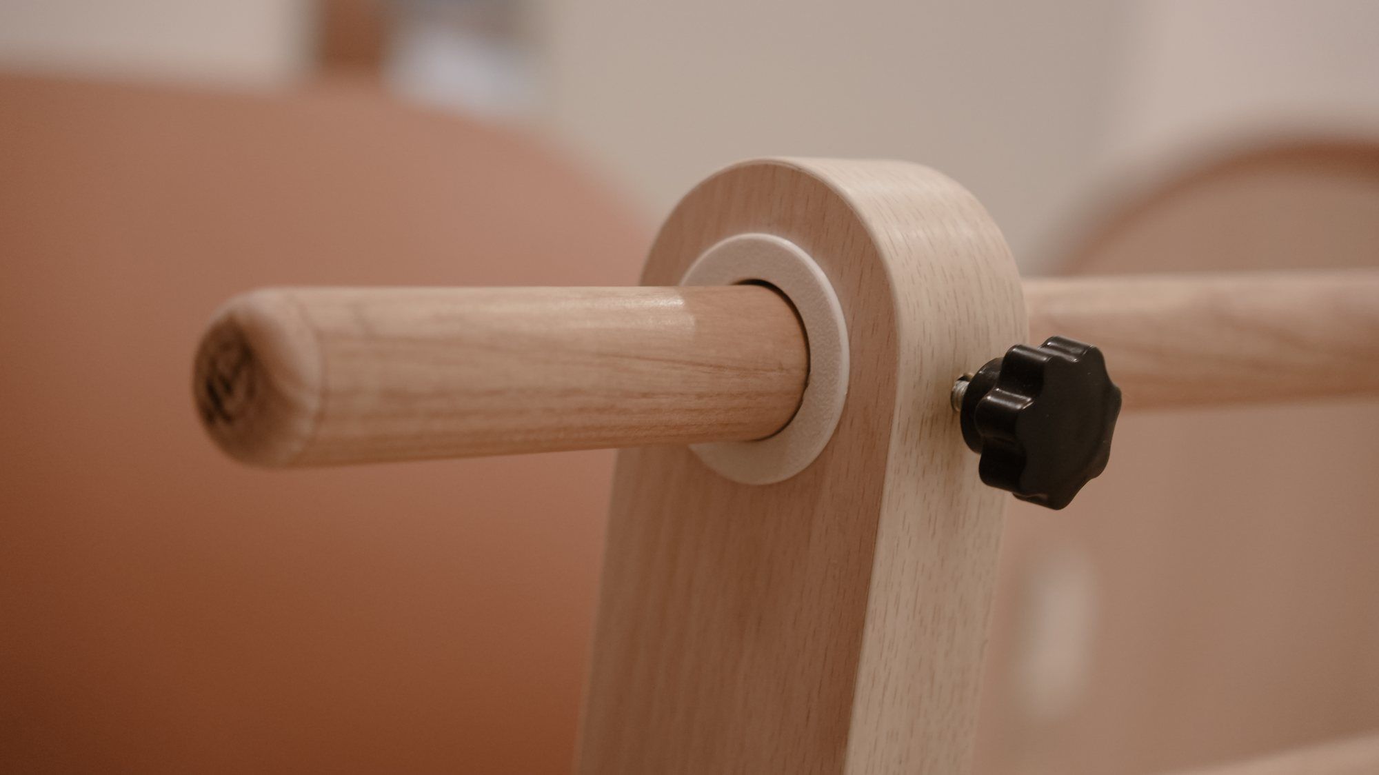 Tay cầm gỗ của Wunda Chair
