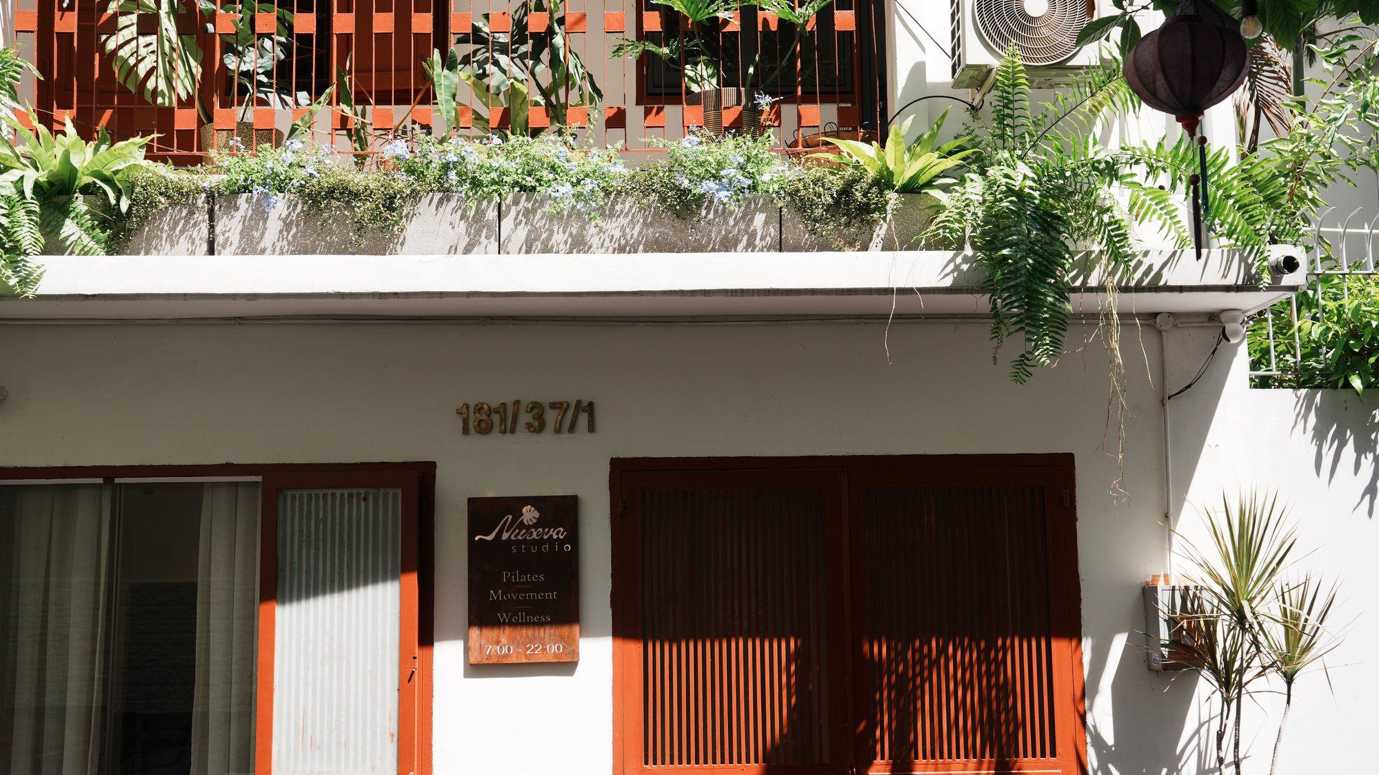 Mặt tiền studio dưới nắng