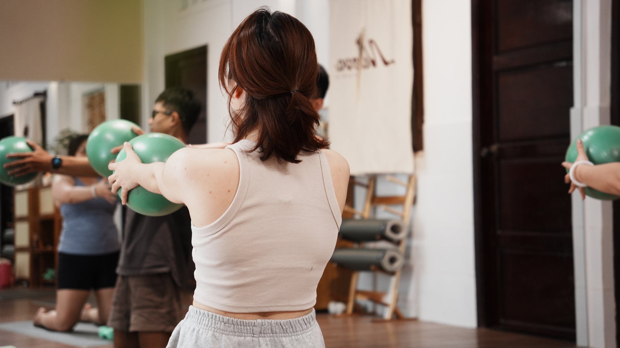 Lớp nhóm tập với bóng nhỏ