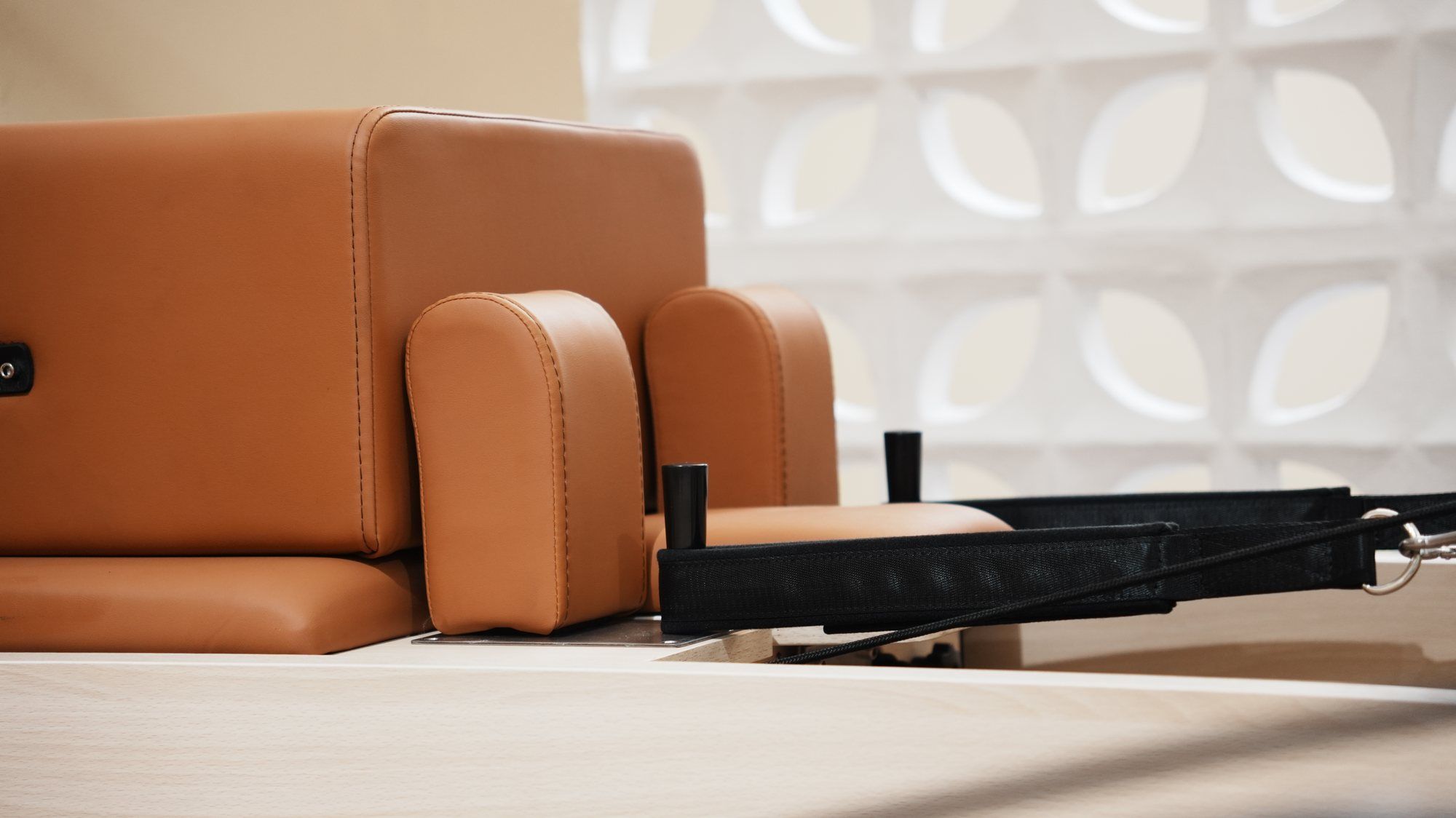 Tựa đầu Reformer cạnh tường gạch hoa