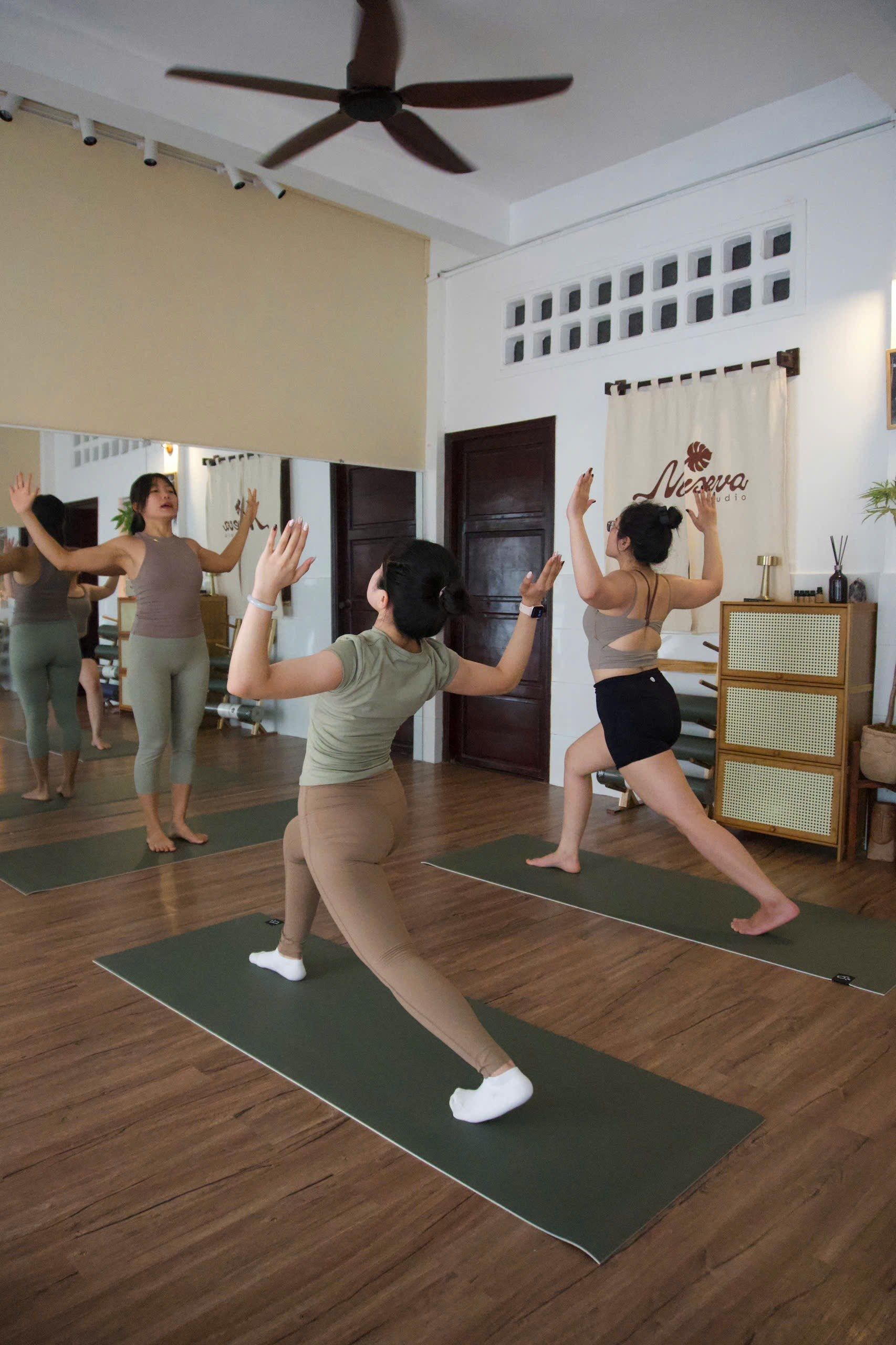 Lớp Yoga tập tư thế chiến binh