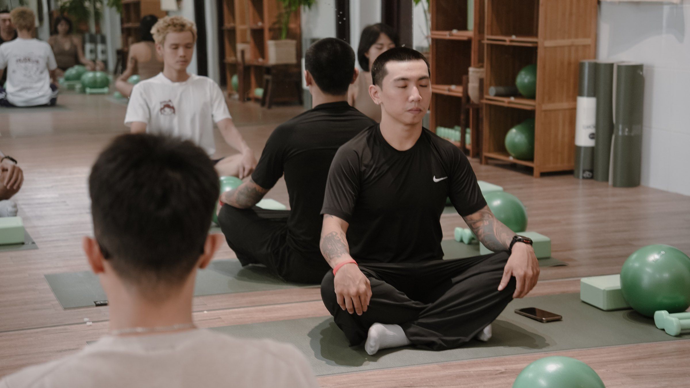 Huấn luyện viên ngồi mở đầu lớp nhóm