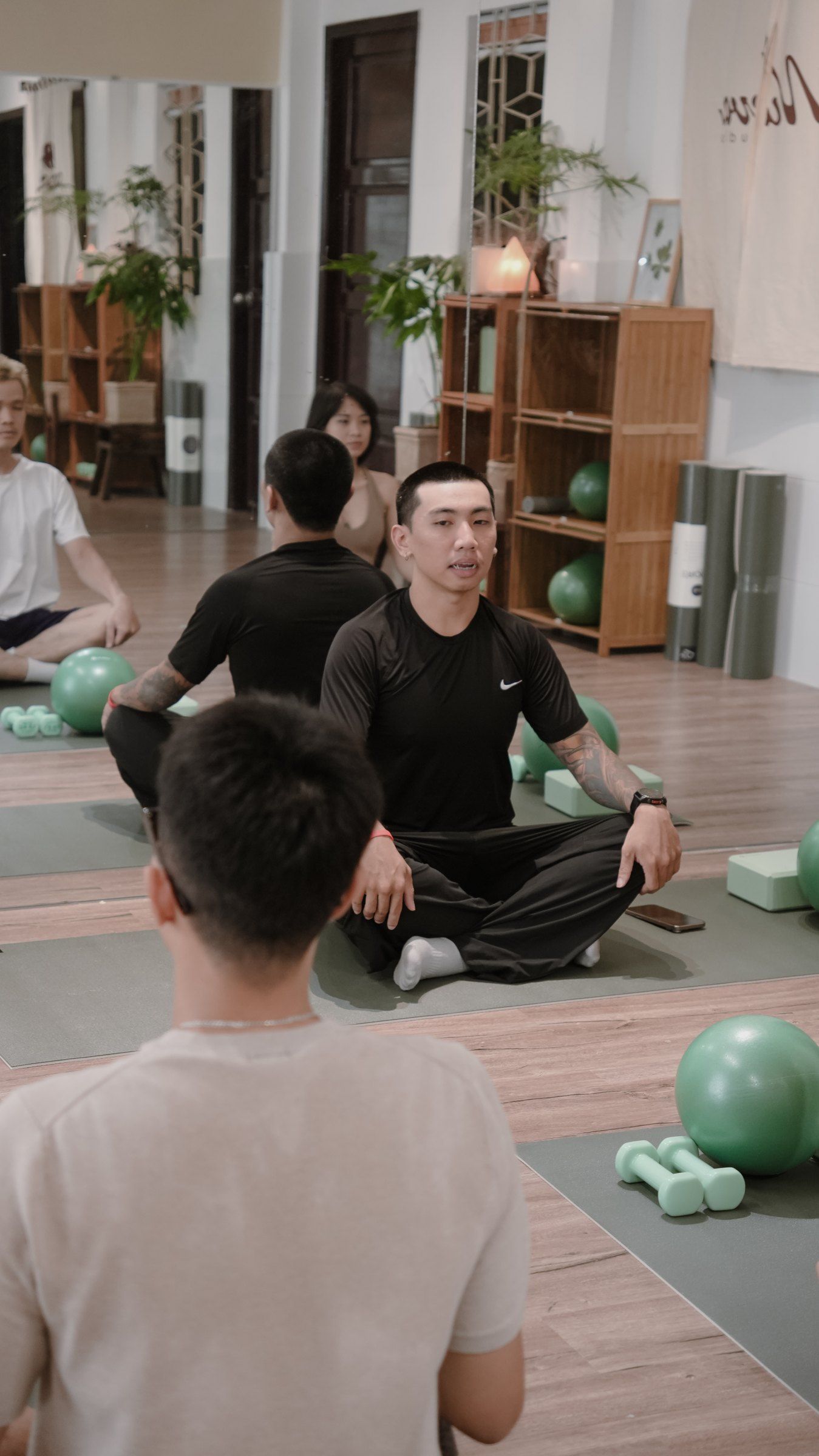 Lớp nhóm ngồi trên thảm