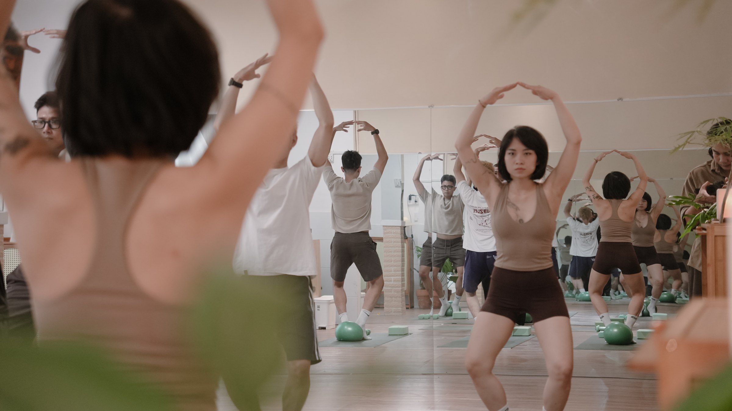 Lớp nhóm trước gương